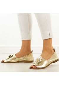 DEONI - Złote 07 skórzane Polskie sandały damskie z zakrytą piętą Deoni D487A. Okazja: na co dzień. Kolor: złoty. Materiał: skóra. Wzór: aplikacja, kwiaty. Sezon: wiosna, lato. Styl: elegancki, casual #1