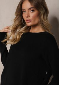 Renee - Czarny Klasyczny Sweter z Cyrkoniami na Guzikach Rerige. Okazja: na co dzień. Typ kołnierza: dekolt w łódkę. Kolor: czarny. Materiał: jeans. Długość rękawa: długi rękaw. Długość: długie. Styl: klasyczny