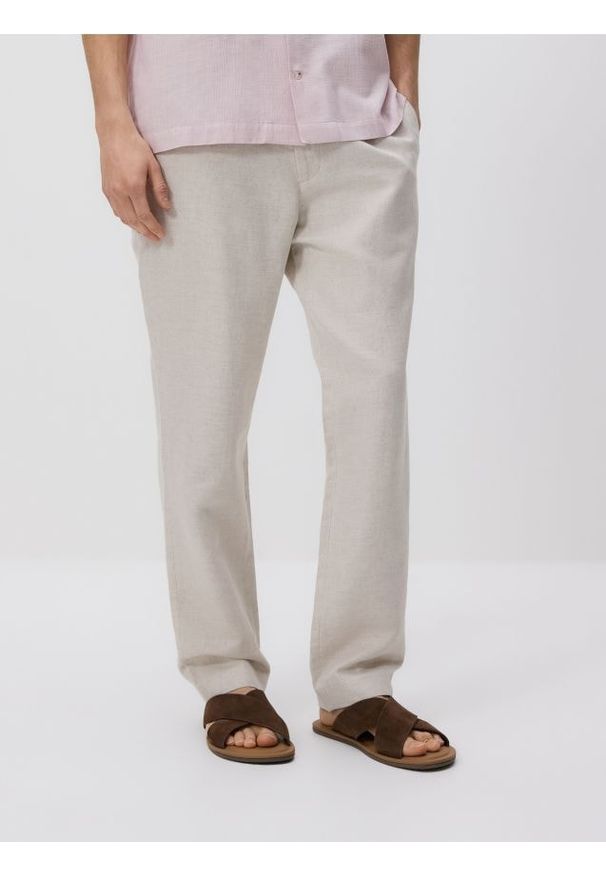 Reserved - Spodnie chino regular z lnem - beżowy. Kolor: beżowy. Materiał: len
