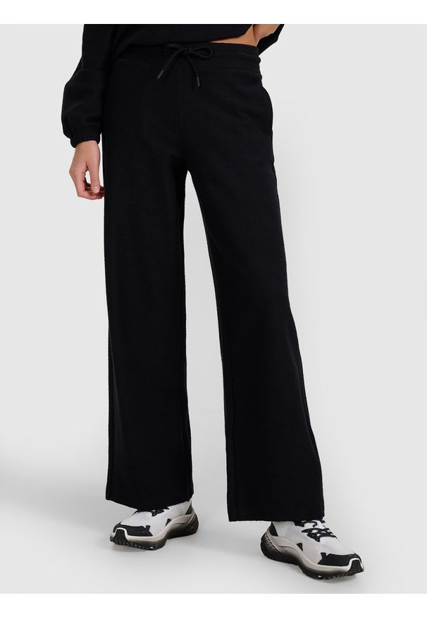 4f - 4F Spodnie dresowe z dzianiny strukturalnej damskie - czarne XS. Kolor: czarny. Materiał: dzianina, dresówka. Sport: fitness