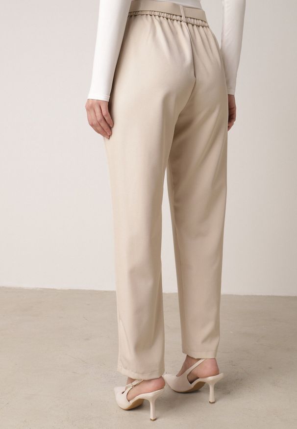 Born2be - Beżowe Eleganckie Spodnie Cygaretki z Wysokim Stanem i Paskiem z Klamerką Diminas. Okazja: na co dzień. Stan: podwyższony. Kolor: beżowy. Materiał: lakier. Wzór: gładki. Styl: elegancki