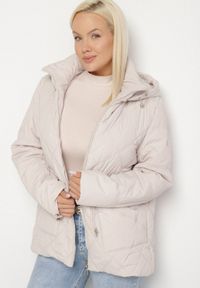 Born2be - Jasnoszara Pikowana Kurtka z Kapturem i Ozdobnymi Suwakami Carnaye. Okazja: na co dzień, na spacer. Typ kołnierza: kaptur. Kolekcja: plus size. Kolor: szary. Materiał: jeans. Styl: sportowy, casual, elegancki #3