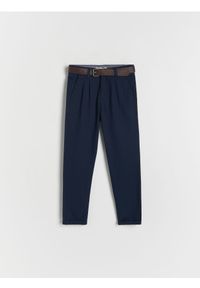 Reserved - Spodnie chino z paskiem - granatowy. Kolor: niebieski. Materiał: bawełna, tkanina #1