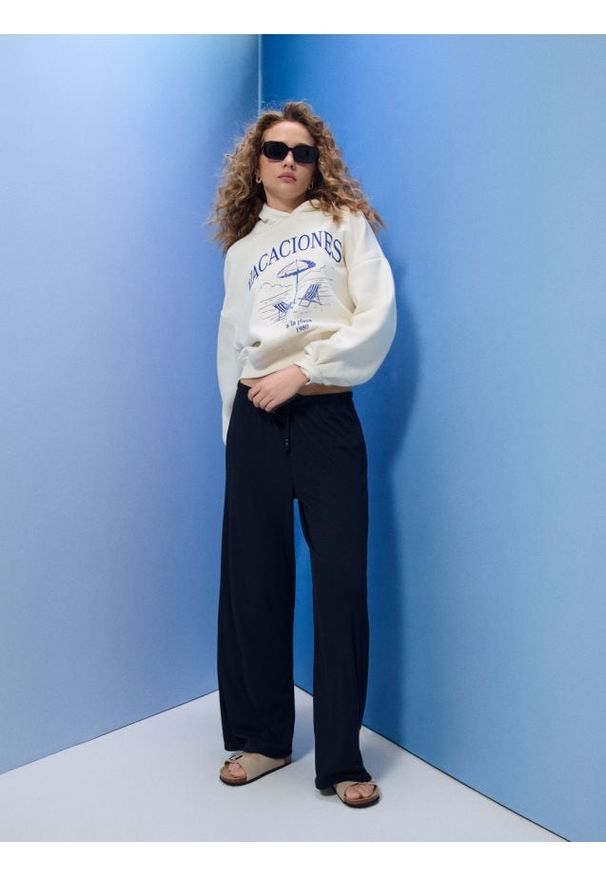 Sinsay - Luźne spodnie w prążek z domieszką wiskozy - granatowy. Kolor: niebieski. Wzór: prążki