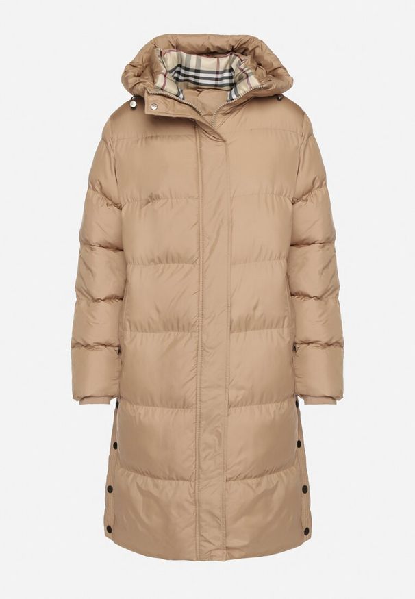 Born2be - Ciemnobeżowa Długa Kurtka Pikowana z Kapturem Genama. Okazja: na co dzień, na spacer. Typ kołnierza: kaptur. Kolor: beżowy. Materiał: poliester, dzianina, jeans. Długość: długie. Styl: klasyczny, casual