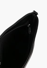 Renee - Czarna Torebka Typu Listonoszka Zdobiona Pikowanymi Przeszyciami Silivena. Kolor: czarny. Wzór: aplikacja. Materiał: zdobione, pikowane. Styl: klasyczny, casual #3