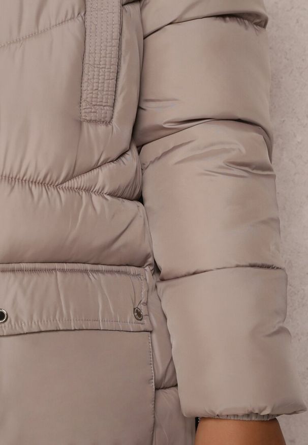 Renee - Beżowa Kurtka Pikowana Sabrino. Kolekcja: plus size. Kolor: beżowy. Materiał: materiał. Długość rękawa: długi rękaw. Długość: długie