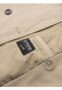 Ombre Clothing - Elegancki męski płaszcz trencz SLIM FIT z paskiem – beżowy V1. Kolor: beżowy. Materiał: tkanina, poliester, materiał. Wzór: gładki. Styl: elegancki