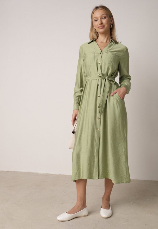 Born2be - Zielona Sukienka Koszulowa z Wiskozą z Wiązanym Paskiem Lustilla. Okazja: na co dzień. Kolor: zielony. Materiał: wiskoza. Typ sukienki: koszulowe. Styl: casual, elegancki, klasyczny