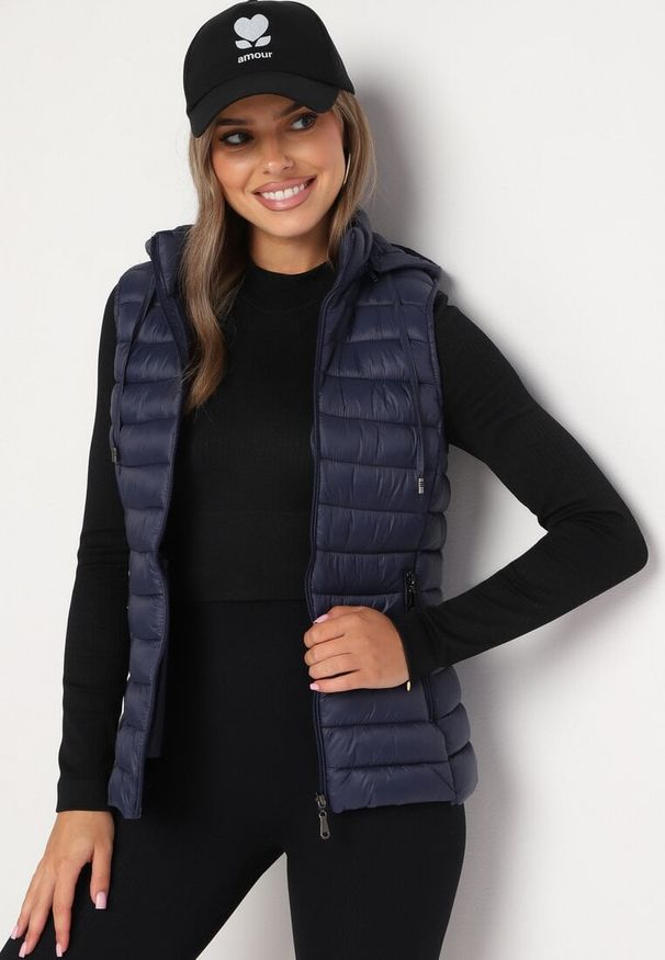 Born2be - Granatowa Pikowana Kamizelka na Suwak z Kapturem Wykończona Sznurkami Isleria. Okazja: do pracy. Typ kołnierza: kaptur. Kolor: niebieski. Materiał: jeans. Styl: elegancki
