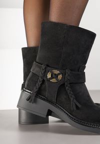 Renee - Czarne Botki Bikery z Guzikiem i Sznurkami Alissarie. Okazja: na co dzień. Kolor: czarny. Materiał: skóra. Styl: casual #5