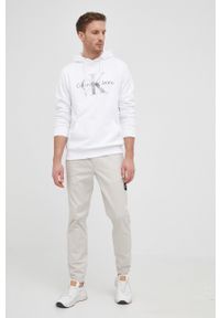 Calvin Klein Jeans Bluza bawełniana męska kolor biały z kapturem z aplikacją. Okazja: na co dzień. Typ kołnierza: kaptur. Kolor: biały. Materiał: bawełna. Wzór: aplikacja. Styl: casual
