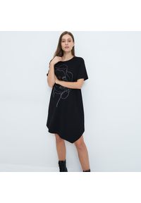 Mohito - Asymetryczna sukienka - Czarny. Kolor: czarny. Typ sukienki: asymetryczne #1