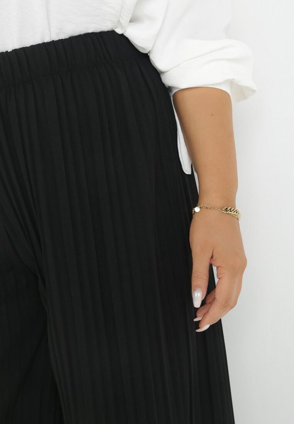 Born2be - Czarne Szerokie Spodnie z Plisowanej Tkaniny z Gumką w Pasie Cesele. Kolekcja: plus size. Kolor: czarny. Materiał: tkanina. Styl: elegancki