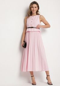 Born2be - Różowa Sukienka Bez Rękawów z Plisami i Paskiem z Klamrą Iffale. Okazja: na co dzień, na spacer. Kolor: różowy. Długość rękawa: bez rękawów. Styl: klasyczny, casual #2