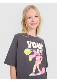 4f - 4F T-shirt oversize z nadrukiem dziewczęcy - szary 164 (13-14 lat). Okazja: na co dzień. Kolor: szary. Materiał: dzianina, bawełna, jersey. Długość rękawa: krótki rękaw. Długość: krótkie. Wzór: nadruk. Sezon: lato. Styl: klasyczny, sportowy, casual