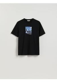 Reserved - T-shirt regular ze świątecznym nadrukiem - czarny. Kolor: czarny. Materiał: dzianina, bawełna. Wzór: nadruk. Styl: wizytowy #1