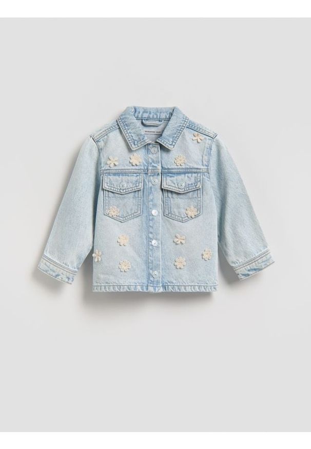 Reserved - Kurtka jeansowa z aplikacją - niebieski. Kolor: niebieski. Materiał: jeans. Wzór: aplikacja
