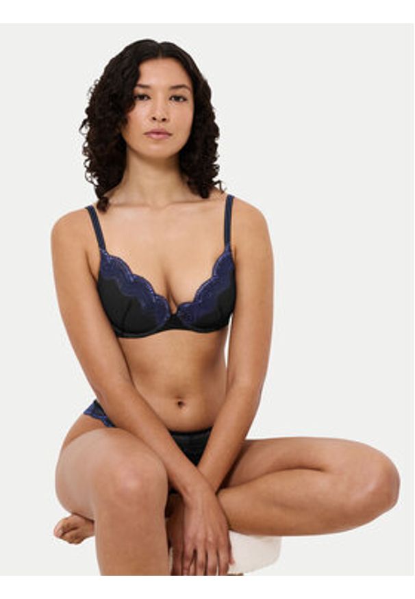 Triumph Biustonosz z fiszbiną Comfort Glam 10224965 Czarny. Kolor: czarny. Materiał: syntetyk