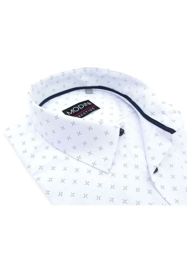 Modini - Biała koszula męska z krótkim rękawem we wzór MK21. Kolor: biały. Materiał: bawełna, poliester, tkanina. Długość rękawa: krótki rękaw. Długość: krótkie. Styl: klasyczny