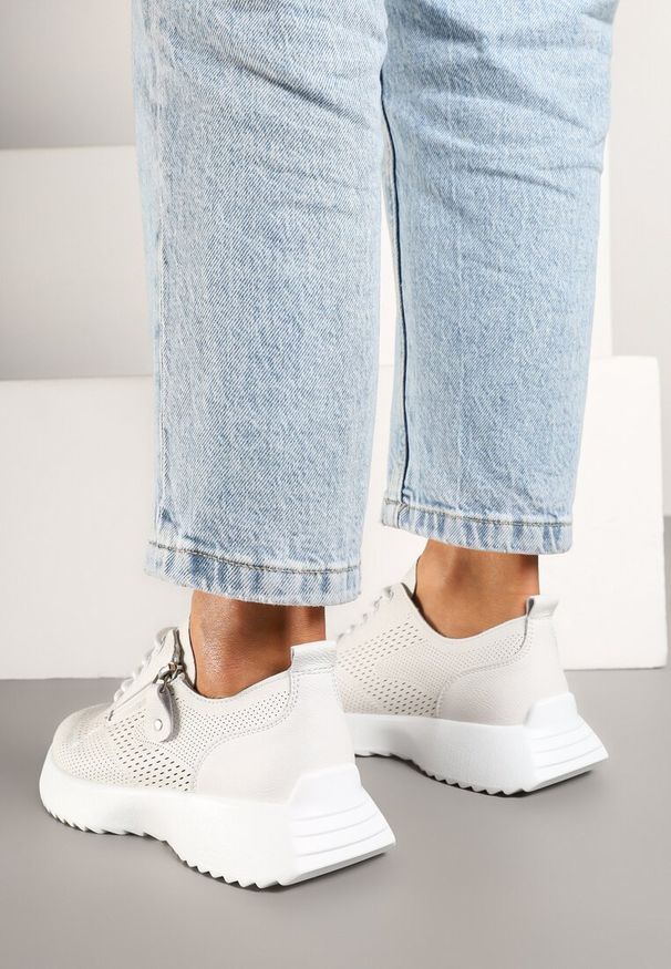 Born2be - Białe Skórzane Sneakersy z Ozdobnym Suwakiem Selami. Okazja: na co dzień. Zapięcie: sznurówki. Kolor: biały. Materiał: skóra. Szerokość cholewki: normalna. Obcas: na obcasie. Wysokość obcasa: niski