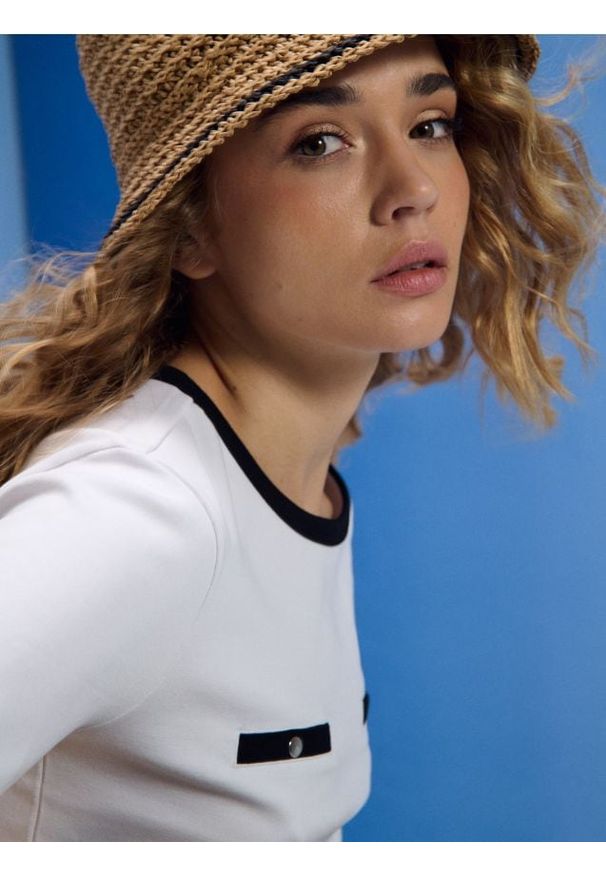 Sinsay - Bawełniana koszulka z krótkim rękawem - biały. Kolor: biały. Materiał: bawełna. Długość rękawa: krótki rękaw. Długość: krótkie