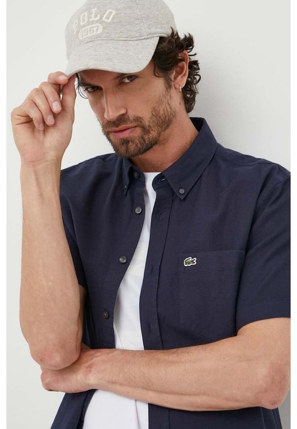 Lacoste koszula bawełniana męska kolor granatowy regular z kołnierzykiem button-down. Typ kołnierza: button down. Kolor: niebieski. Materiał: bawełna. Długość rękawa: krótki rękaw. Długość: krótkie