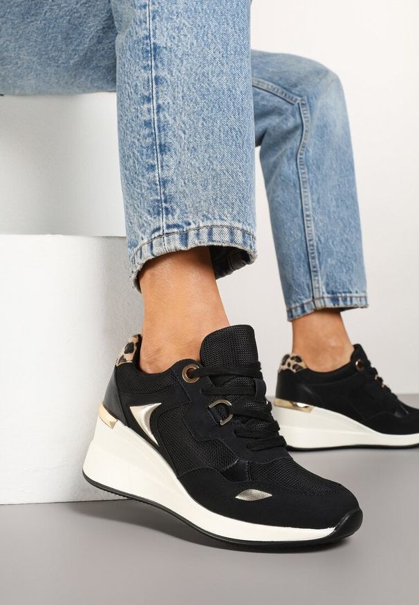 Renee - Czarne Miejskie Sneakersy na Koturnie Cenerra. Okazja: na spacer, na co dzień. Kolor: czarny. Materiał: jeans. Obcas: na koturnie. Sport: turystyka piesza