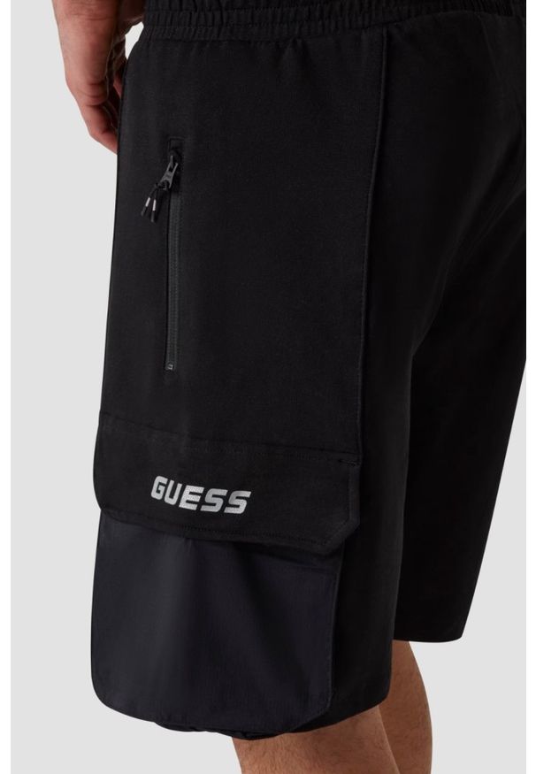 Guess - GUESS Czarne shorty męskie Rubus Cargo. Kolor: czarny