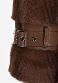 Born2be - Brązowy Futrzany Płaszcz z Wiązanym Paskiem i Ozdobnymi Sprzączkami Felryna. Okazja: na co dzień. Kolor: brązowy. Materiał: futro. Styl: klasyczny, casual, elegancki #2