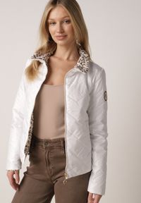 Born2be - Biała Dwustronna Kurtka Pikowana Ozdobiona Naszywką i Panterką Nemopis. Okazja: na co dzień. Kolor: biały. Materiał: jeans. Wzór: motyw zwierzęcy, aplikacja. Styl: casual #1