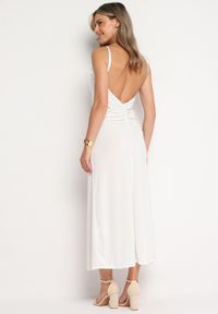 Born2be - Biała Koktajlowa Dopasowana Sukienka z Broszką Kwiatkiem Vikanna. Typ kołnierza: dekolt w kształcie V, kołnierz z falbankami. Kolor: biały. Długość rękawa: na ramiączkach. Wzór: kwiaty. Typ sukienki: dopasowane. Styl: wizytowy #7