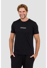 Guess - GUESS Czarny t-shirt z haftowanym logo. Kolor: czarny. Wzór: haft