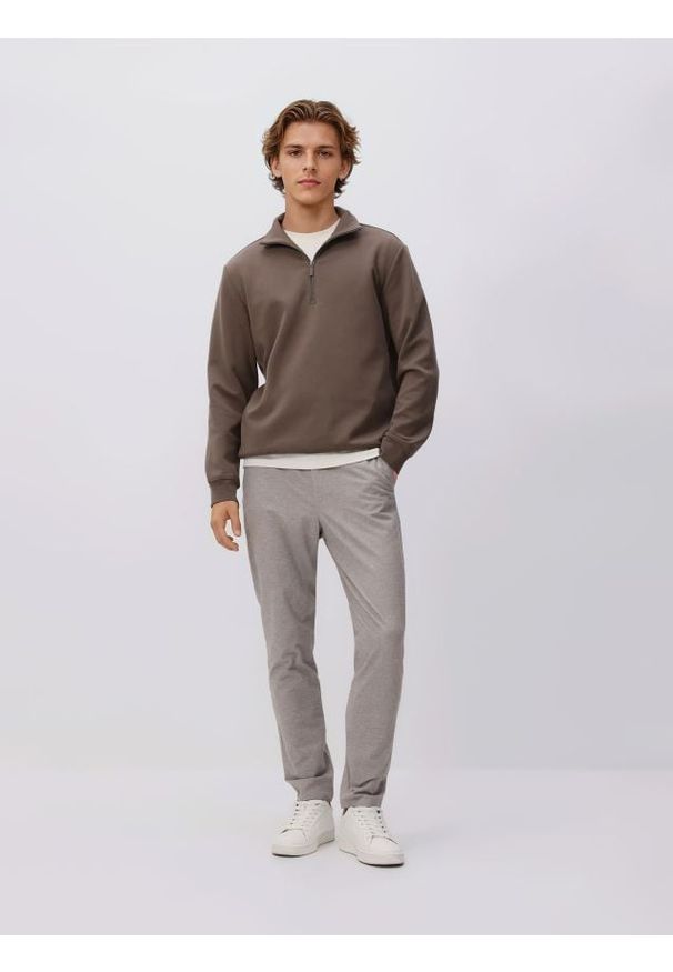 Reserved - Spodnie carrot z wiązaniem - beżowy. Kolor: beżowy. Materiał: tkanina, wiskoza