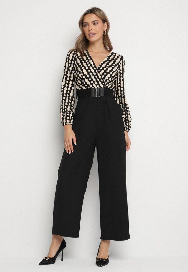 Born2be - Czarno-Beżowy Wzorzysty Kombinezon Kopertowy z Prostymi Nogawkami i Elastycznym Paskiem Tinadorae. Okazja: na co dzień. Kolor: czarny. Materiał: tkanina. Długość rękawa: długi rękaw. Długość: długie. Styl: casual, elegancki