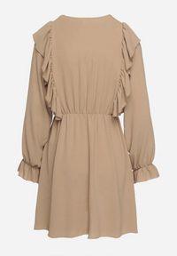 Born2be - Ciemnobeżowa Rozkloszowana Sukienka o Kopertowym Kroju z Falbankami Celonara. Okazja: na imprezę. Typ kołnierza: kołnierz z falbankami. Kolor: beżowy. Typ sukienki: kopertowe. Styl: elegancki #6