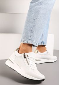 Renee - Białe Sneakersy na Koturnie Ozdobione Krótkim Suwakiem Yurgia. Kolor: biały. Wzór: aplikacja. Obcas: na koturnie #1
