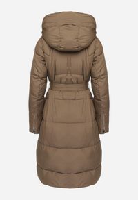 Born2be - Ciemnobeżowa Pikowana Kurtka o Długim Kroju z Kapturem i Wiązanym Paskiem Neandira. Okazja: na co dzień. Typ kołnierza: kaptur. Kolor: beżowy. Materiał: jeans, materiał. Długość rękawa: długi rękaw. Długość: długie. Sezon: zima, jesień. Styl: casual, elegancki, klasyczny #6