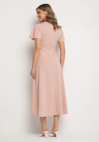 Born2be - Różowa Rozkloszowana Sukienka Ozdobiona Marszczeniem Odallica. Kolor: różowy. Wzór: aplikacja. Typ sukienki: rozkloszowane. Styl: elegancki #6