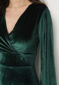 Born2be - Zielona Dopasowana Sukienka Welurowa z Kopertowym Dekoltem Wilara. Kolor: zielony. Materiał: welur. Długość rękawa: długi rękaw. Typ sukienki: kopertowe. Styl: klasyczny #3