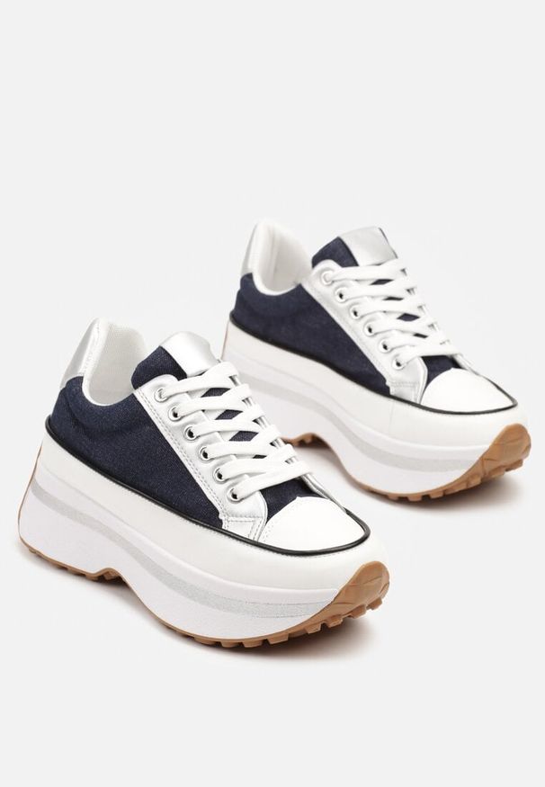 Born2be - Granatowe Streetwearowe Sneakersy na Grubej Podeszwie z Tłoczeniami Hanivae. Okazja: na co dzień. Nosek buta: okrągły. Kolor: niebieski. Materiał: jeans
