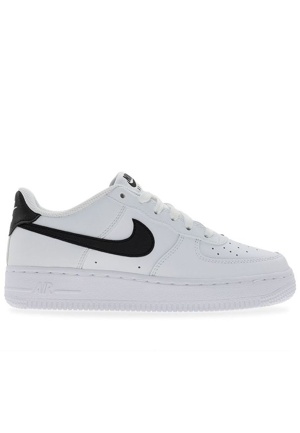 Buty młodzieżowe Nike Air Force 1 FV5948-101 - białe. Kolor: biały. Materiał: skóra, guma, syntetyk. Szerokość cholewki: normalna. Sezon: lato. Model: Nike Air Force. Sport: koszykówka