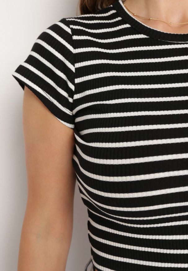 Born2be - Czarno-Biały Bawełniany T-shirt Prążkowany o Krótkim Kroju Quedara. Okazja: na co dzień. Kolor: czarny. Materiał: bawełna, prążkowany. Długość: krótkie. Styl: casual, klasyczny