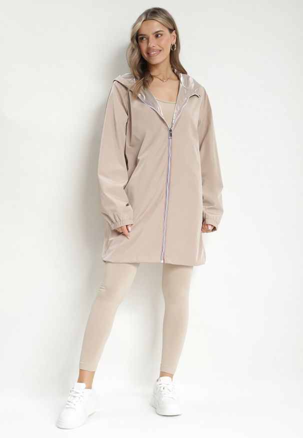 Born2be - Beżowa Przejściowa Kurtka Dwustronna z Kapturem i Metalicznym Połyskiem Tashta. Typ kołnierza: kaptur. Kolekcja: plus size. Kolor: beżowy