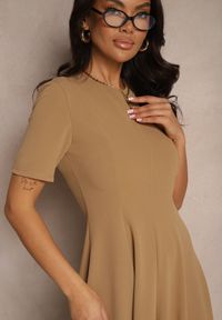 Renee - Ciemnobeżowa Sukienka Rozkloszowana o Taliowanym Fasonie Telaswena. Okazja: na co dzień. Kolor: beżowy. Styl: elegancki, casual