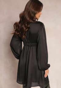 Renee - Czarna Rozkloszowana Sukienka Mini z Gumką w Pasie Mokkis. Kolor: czarny. Długość: mini #2