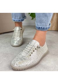 Złote skórzane półbuty damskie Filippo Dp6140/26. Okazja: na spacer, na co dzień. Nosek buta: okrągły. Kolor: złoty. Materiał: skóra. Szerokość cholewki: normalna. Sezon: wiosna, jesień, lato. Styl: casual, elegancki, klasyczny #1