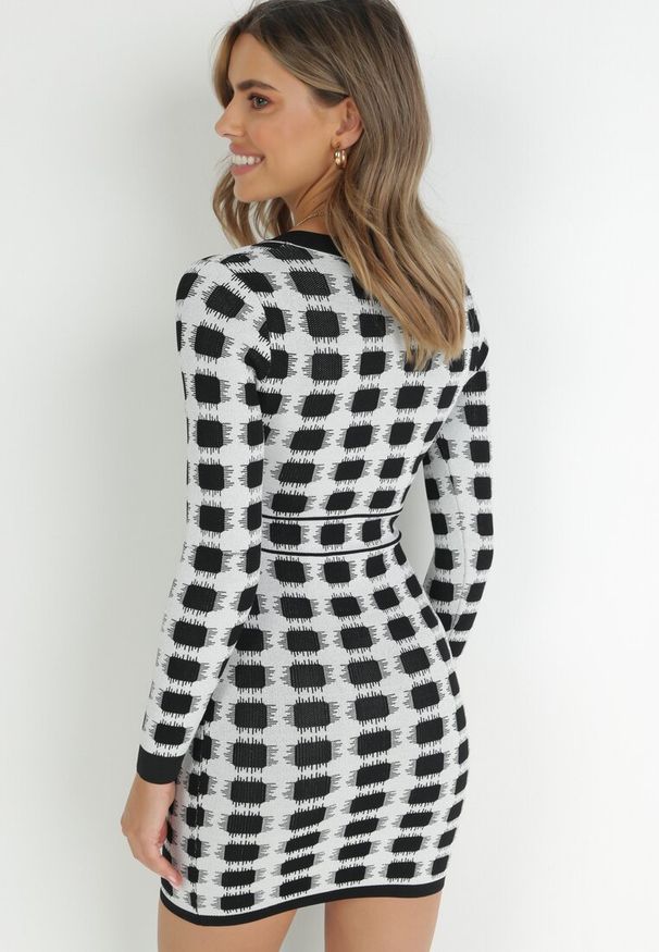 Born2be - Jasnoszara Sukienka Dzianinowa w Geometryczny Wzór z Metaliczną Nicią Frano. Kolor: szary. Materiał: dzianina. Wzór: geometria. Długość: mini