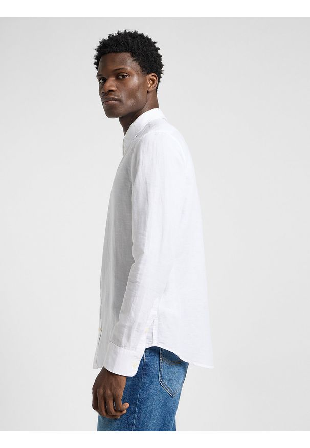 Lee - LEE MĘSKA KOSZULA LEE PATCH SHIRT BRIGHT WHITE 112364230. Okazja: na co dzień. Materiał: bawełna. Długość rękawa: długi rękaw. Długość: długie. Styl: klasyczny, casual