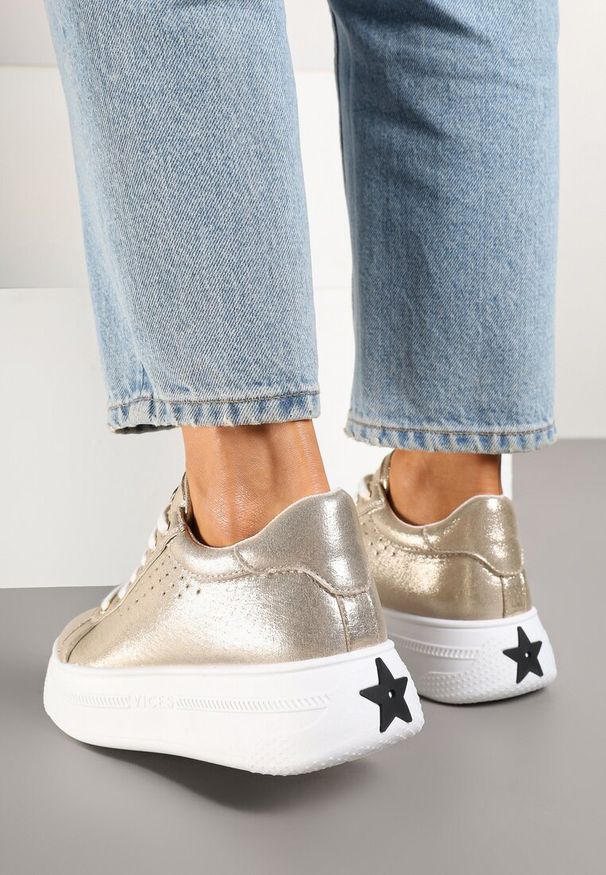 Born2be - Złote Sneakersy Vices na Grubej Podeszwie z Perforacją i Napisem Nonadwin. Okazja: na spacer, na co dzień. Zapięcie: sznurówki. Kolor: złoty. Materiał: jeans. Wzór: napisy. Sport: turystyka piesza